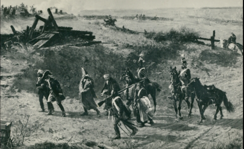 Obraz przedstawia pole. Mężczyźni w mundurach, niektórzy konno, uzbrojeni idą powolnym krokiem. To moment schodzenia z pola bitwy.  