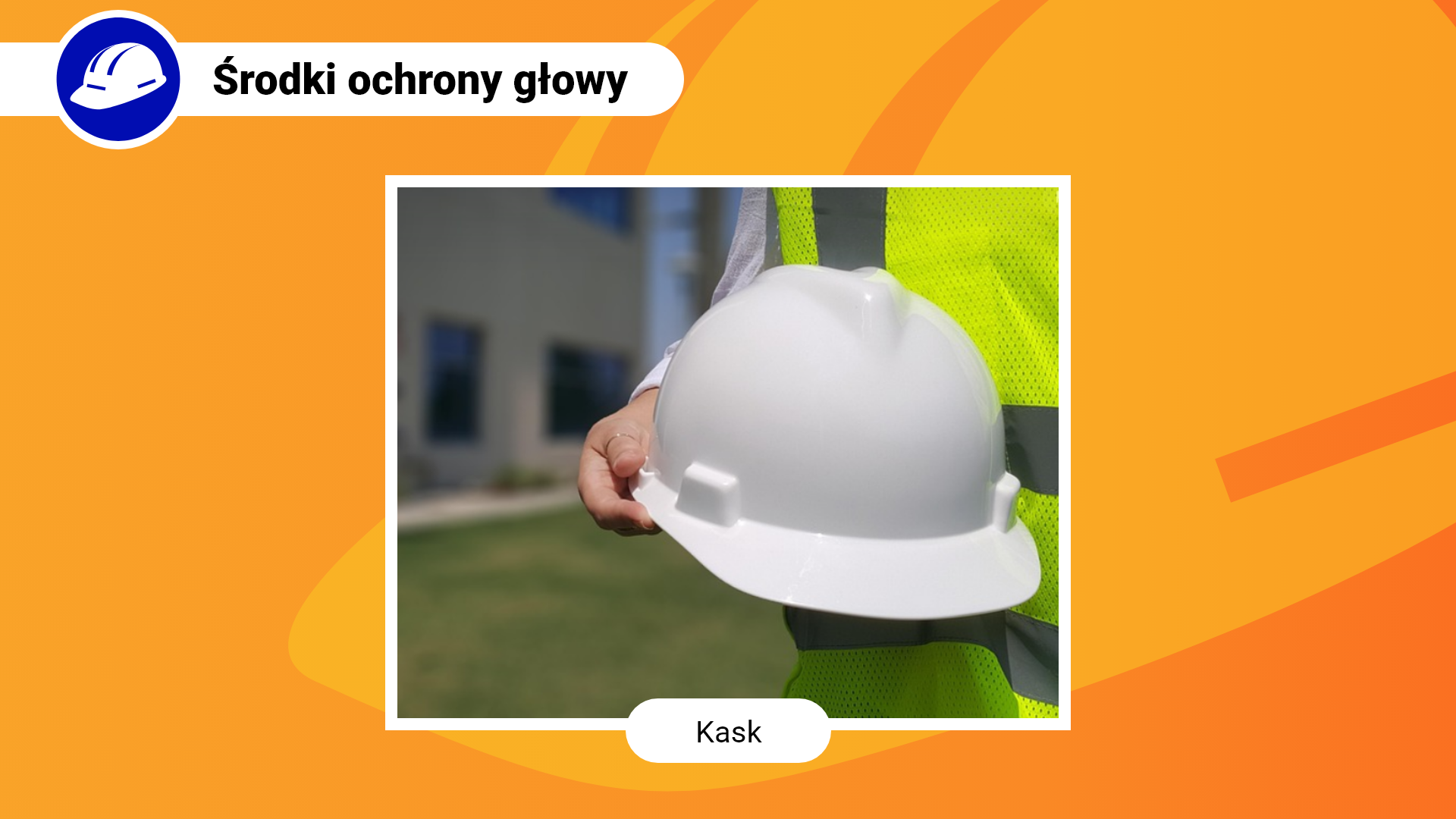 Zdjęcie w ramce z podpisem: kask. Przedstawia zbliżenie na biały kask trzymany w dłoni przez mężczyznę w jaskrawożółtej kamizelce ostrzegawczej.