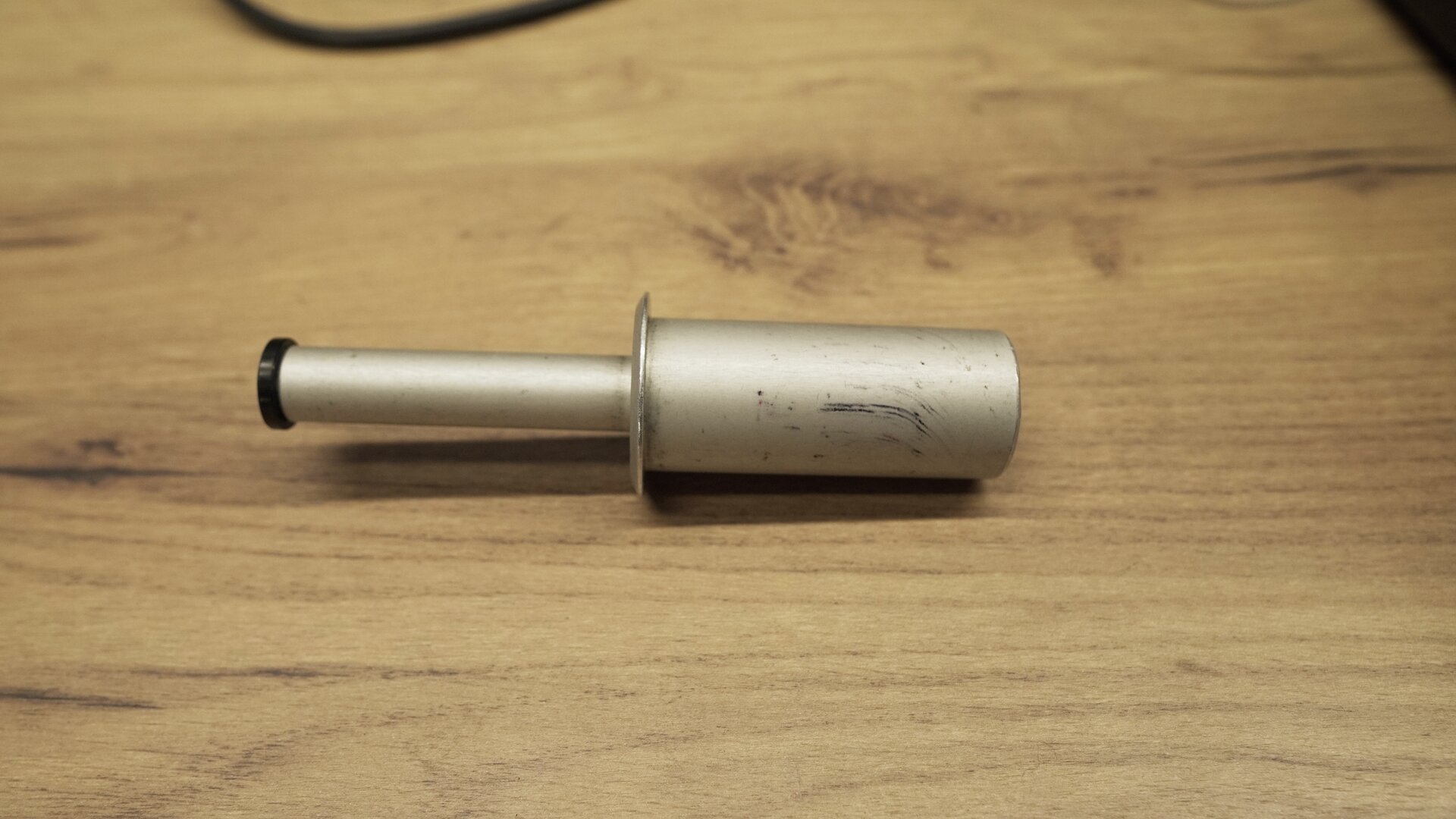 Zdjęcie przedstawia strzykawkę pompy infuzyjnej leżącą na stole. 