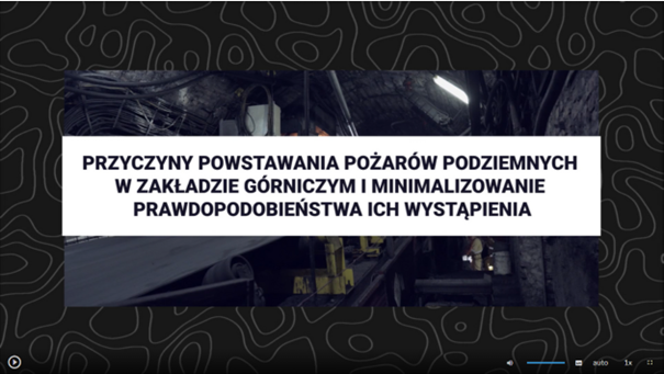Na zdjęciu widoczny jest przykładowy kadr filmu na którym znajduje się plansza tytułowa.W centralnej części zdjęcia widoczny jest tytuł filmu. Przykładowo: przyczyny powstawania pożarów podziemnych w zakładzie górniczym i minimalizowanie prawdopodobieństwa ich wystąpienia.W tle zdjęcia widać przenośnik taśmowy. Przenośnik taśmowy jest modułową konstrukcją stalową zbudowaną z walcowatych rolek. Na rolkach osadzona jest czarna taśma. Przenośnik znajduje się w długim wyrobisku korytarzowym. U góry wyrobiska zainstalowane są lampy. Lampy oświetlają miejsce pracy.Poniżej w lewym dolnym rogu ekranu widoczny jest przycisk z symbolem trójkąta umożliwiający uruchamianie lub zatrzymywanie filmu. W prawym dolnym rogu ekranu znajdują się przyciski służące a do odtwarzania filmu. Kolejną są to regulacja głośności oznaczona symbolem głośnika, ustawienie tekstu, tryb auto, prędkość odtwarzania oraz możliwość powiększenia ekranu.