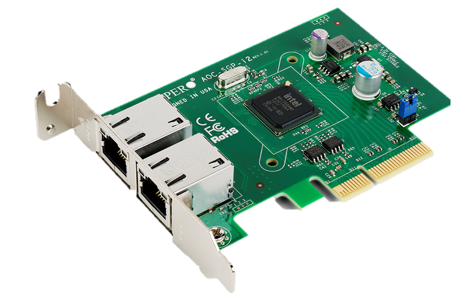 Zdjęci przedstawia kartę sieciową.  Na płytce PCB znajduje się wiele elementów elektronicznych oraz układów scalonych.  Po lewej stronie płytki znajduje się wygięta blaszka z dwoma wyjściami RJ‑45.  W dolnej części karty znajduje się rząd pinów.