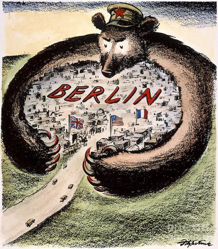Ilustracja przedstawia Berlin z wystającymi wewnątrz flagami USA, Wielkiej Brytanii i Francji. Wszystko obejmuje niedźwiedź w czapce Związku Radzieckiego.