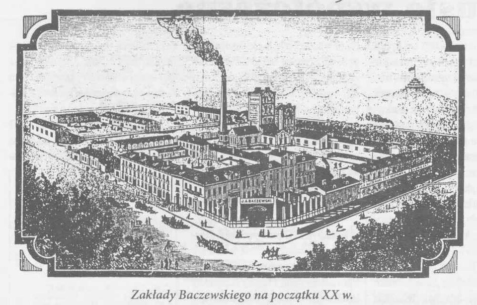 Rysunek przedstawia kompleks fabryczny. Zabudowa na planie kwadratu. frontalnie brama wejściowa z napisem J. A. Baczewski. Centralnie wśród industrialnej zabudowy góruje dymiący komin. Na ulicach okalających fabrykę ludzie i dorożki konne.