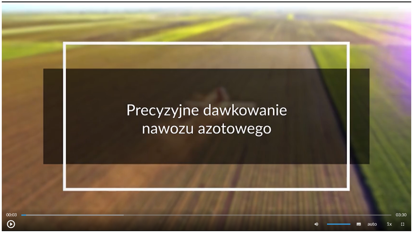 Zdjęcie przedstawia wygląd ekranu odtwarzania filmu. Ekran startowy przedstawia jadący po polu ciągnik. Na tle zdjęcia umieszczono tytuł filmu: Precyzyjne dawkowanie nawozu azotowego. W dolnej części ekranu znajdują się ikony z różnymi opcjami. W lewym dolnym rogu widać ikonę trójkąta w kółku. Jest to ikona włączania odtwarzania filmu. Kolejna ikona znajduje się dopiero w połowie ekranu dolnego paska. Jest to ikona megafonu. Obok niej widać niebieski pasek, który oznacza poziom głośności. Dalej znajduje się mały biały prostokąt z czarnymi paskami w jego dolnej części. Pozwala ona na włączenie napisów. Kolejna ikona to napis auto, która umożliwia wybranie jakości filmu. Obok niej widać ikonę jedynki z iksem. Po kliknięciu na nią można wybrać szybkość odtwarzania filmu. Ostatnia ikona to kreski tworzące kwadrat. Kreski te tworzą jedynie krawędzie kwadratu. Jest to opcja włączania trybu pełnoekranowego.