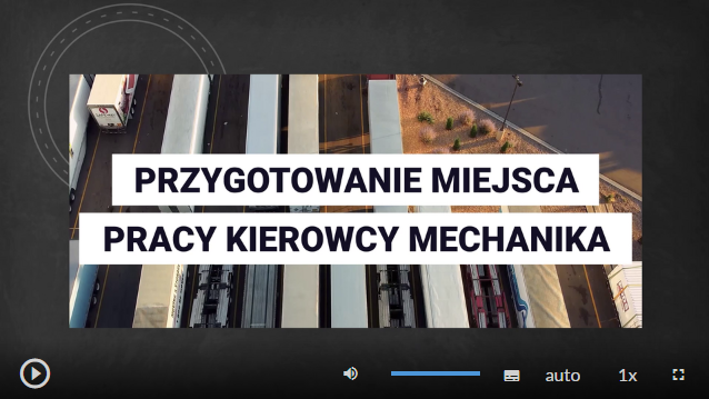 Zrzut ekranu przedstawia klatkę z filmu instruktażowego, na której widoczny jest tytuł Przygotowanie miejsca pracy kierowcy mechanika. W tle widać samochody ciężarowe stojące na parkingu. W dolnej części ekranu znajdują się przyciski. Od lewej. Przycisk odtwórz, wstrzymaj. Następnie przycisk włączania i wyłączania dźwięku, pasek głośności, ścieżka alternatywna z audiodeskrypcją, napisy, jakość odtwarzania, prędkość odtwarzania, tryb pełnoekranowy.