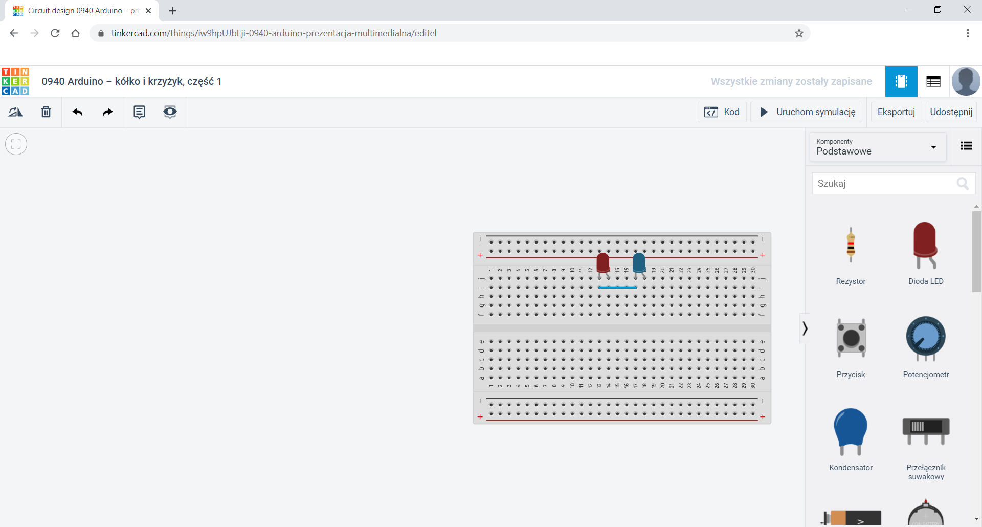 Zrzut ekranu przedstawia okno przeglądarki z otwartą stroną tinkercad. Pod adresem strony znajduje się pasek tytułowy "0940 Arduino – kółko i krzyżyk, część 1". Poniżej znajduje się pasek z opcjami. Po lewej paska znajdują się między innymi ikonka kosza, strzałki cofania i do przodu, po prawej stronie paska znajdują się następujące przyciski: Kod, Uruchom symulację, Eksportuj, Udostępnij, a pod nimi znajduje się wybrana opcja „Podstawowe” z listy „Komponenty”. Poniżej znajduje się pole, w którym umieszczono płytkę stykową. W płytkę wpięto obok siebie dwie diody połączone wspólną katodą, czyli przewodem biegnącym od wiersza, w którym znajduje się katoda diody czerwonej do wiersza, w którym znajduje się katoda diody niebieskiej. Od lewej: czerwoną i niebieską. Po prawo znajduje się pasek z następującymi ikonami: rezystor, dioda led, przycisk, potencjometr, kondensator, przełącznik suwakowy. Nad paskiem znajduje się również pole wyszukiwania. Pasek można przewijać.