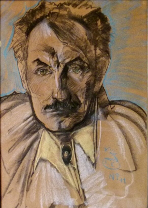 Obraz przedstawia portret mężczyzny w średnim wieku. Mężczyzna ma owalną twarz. Jego wysokie czoło i brwi są zmarszczone. Ma ciemne, potargane włosy. Mężczyzna ma przystrzyżone wąsy oraz ogolone policzki i brodę. Jest ubrany w pelerynę.