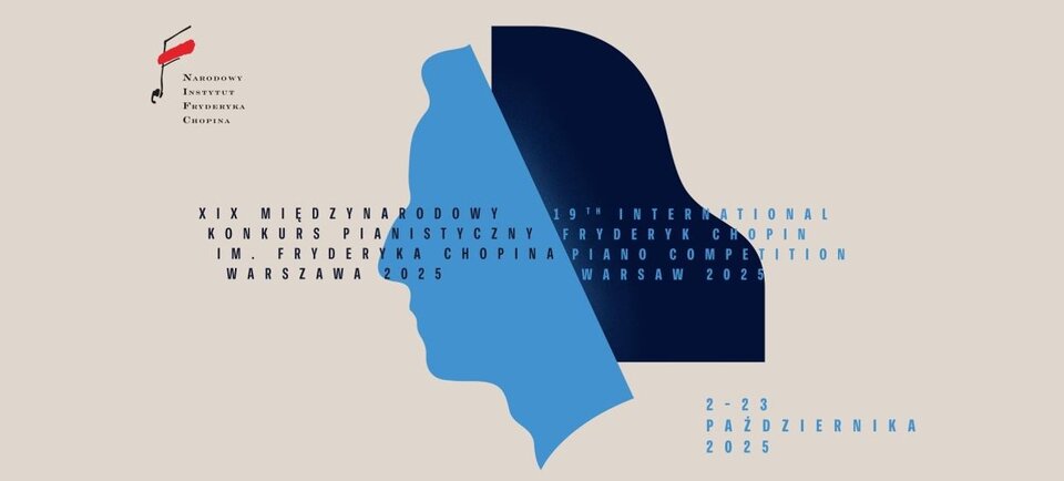 Ilustracja przedstawia prostą, graficzną kompozycję na jasnobeżowym tle.
Po lewej stronie u góry znajduje się logo z napisem „Narodowy Instytut Fryderyka Chopina”, umieszczone pod symbolem klucza wiolinowego stylizowanego na czerwono‑czarny znak graficzny.
Centralnie widoczna jest kompozycja z dwóch kontrastujących sylwetek:
 z lewej strony niebieska sylwetka głowy (profil w prawo),
z prawej strony granatowy kształt przypominający sylwetkę fortepianu, który jednocześnie tworzy zarys drugiego profilu twarzy skierowanego w lewo.
Na środku ilustracji, częściowo nałożony na obie sylwetki, znajduje się tekst:
po lewej stronie w języku polskim:
 „XIX Międzynarodowy Konkurs Pianistyczny im. Fryderyka Chopina Warszawa 2025”,
po prawej stronie w języku angielskim:
  „19th International Fryderyk Chopin Piano Competition Warsaw 2025”.
Na dole, po prawej stronie, znajduje się data:
„2–23 października 2025”** (niebieska czcionka).