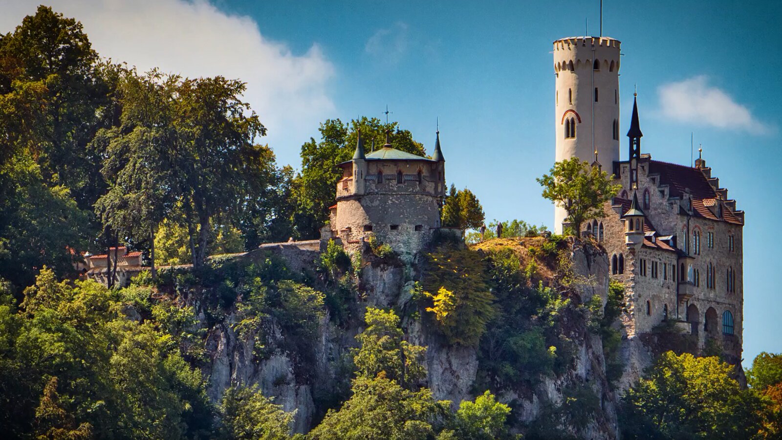 ilustracja przedstawia Zamek Lichtenstein. Badenia‑Wirtembergia, który stoi na wzgórzu 