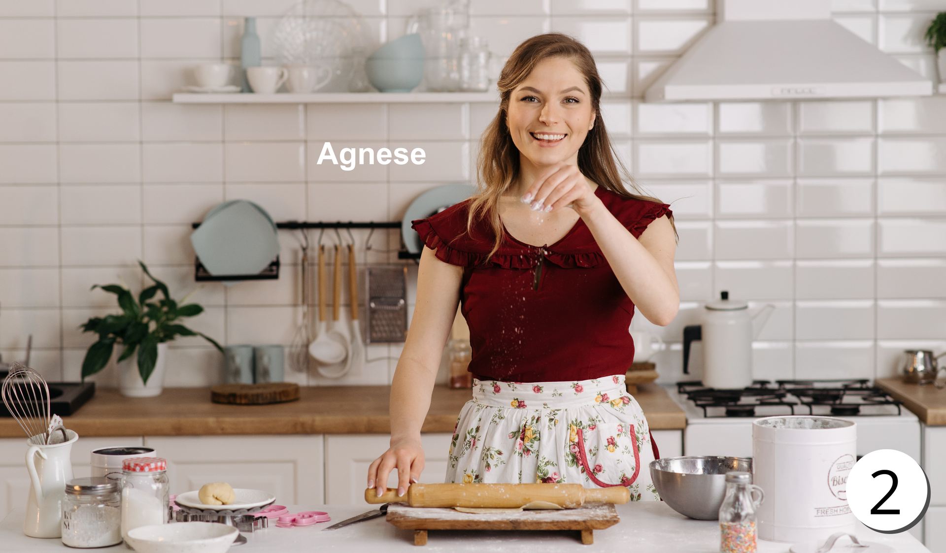 Zdjęcie przedstawia uśmiechniętą kobietę w kuchni. Obok kobiety znajduje się napis Agnese.