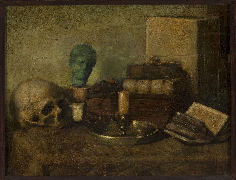 Obraz przedstawia martwą naturę. Na niewielkim stole przykrytym ciemnym obrusem znajduje się ludzka czaszka, świeca na świeczniku z szeroką podstawą, otwarta książka i kilka leżących na stosie książek, rzeźba kobiecej głowy. 