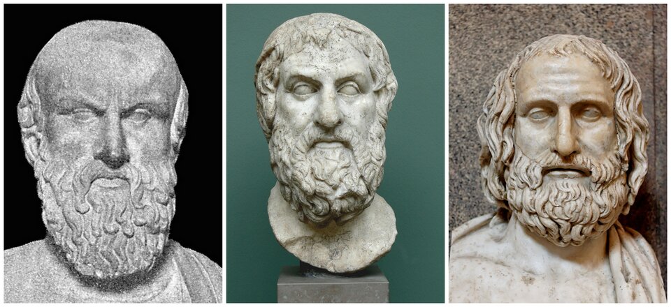 Zdjęcie przedstawia popiersia Ajschylosa, Sofoklesa oraz Eurypidesa. Pierwszy z lewej strony - Ajschylos. Mężczyzna w podeszłym wieku. Ma on łysą głowę, włosy z boku głowy oraz bujny zarost. Jego twarz pokryta jest zmarszczkami. Popiersie wykonane jest z kamienia. W środku znajduje się zdjęcie popiersia Sofoklesa. To mężczyzna w średnim wieku. Ma on średniej długości włosy i bujny zarost. Popiersie wykonane z kamienia, stoi na niewielkim cokole. Z prawej strony jest zdjęcie popiersia Eurypidesa. Mężczyzna w sile wieku. Ma on włosy do ramion i bujny zarost. Popiersie wykonane z kamienia.