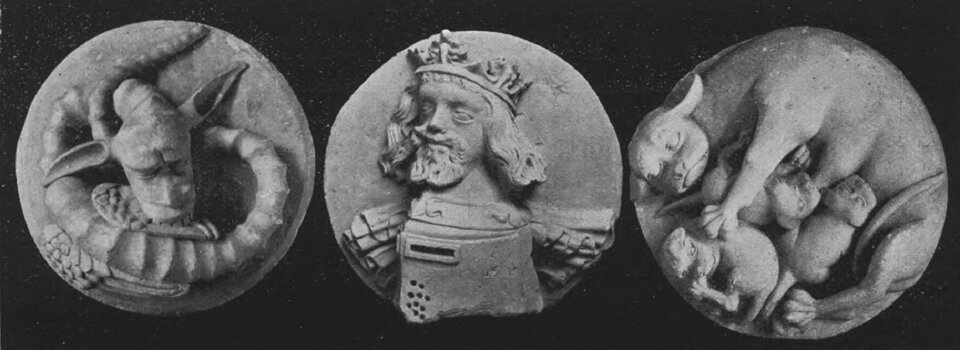 Ilustracja przedstawia trzy zworniki. Pierwszy z nich przedstawia zwierzę z ogonem i dużymi uszami, drugi zwornik to postać króla z koroną na głowie i wzrokiem skierowanym w lewo. Trzeci zwornik prezentuje zwierzę - samicę karmiącą swoje młode.