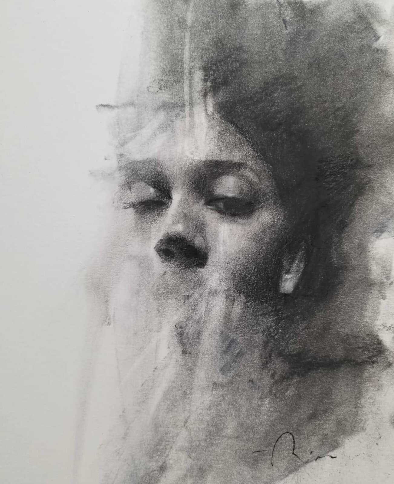 Ilustracja przedstawia portret kobiety wykonany za pomocą węgla. Sportretowana, to młoda kobieta o średniej długości włosach zaczesanych do tyłu. Portret przedstawia tylko fragment głowy - oczy, nos, uszy, włosy, brak ust oraz szyi i czoła. Portret z lewej strony i u dołu zanika, jest rozmazany. Portret został wykonany w odcieniach szarości. 