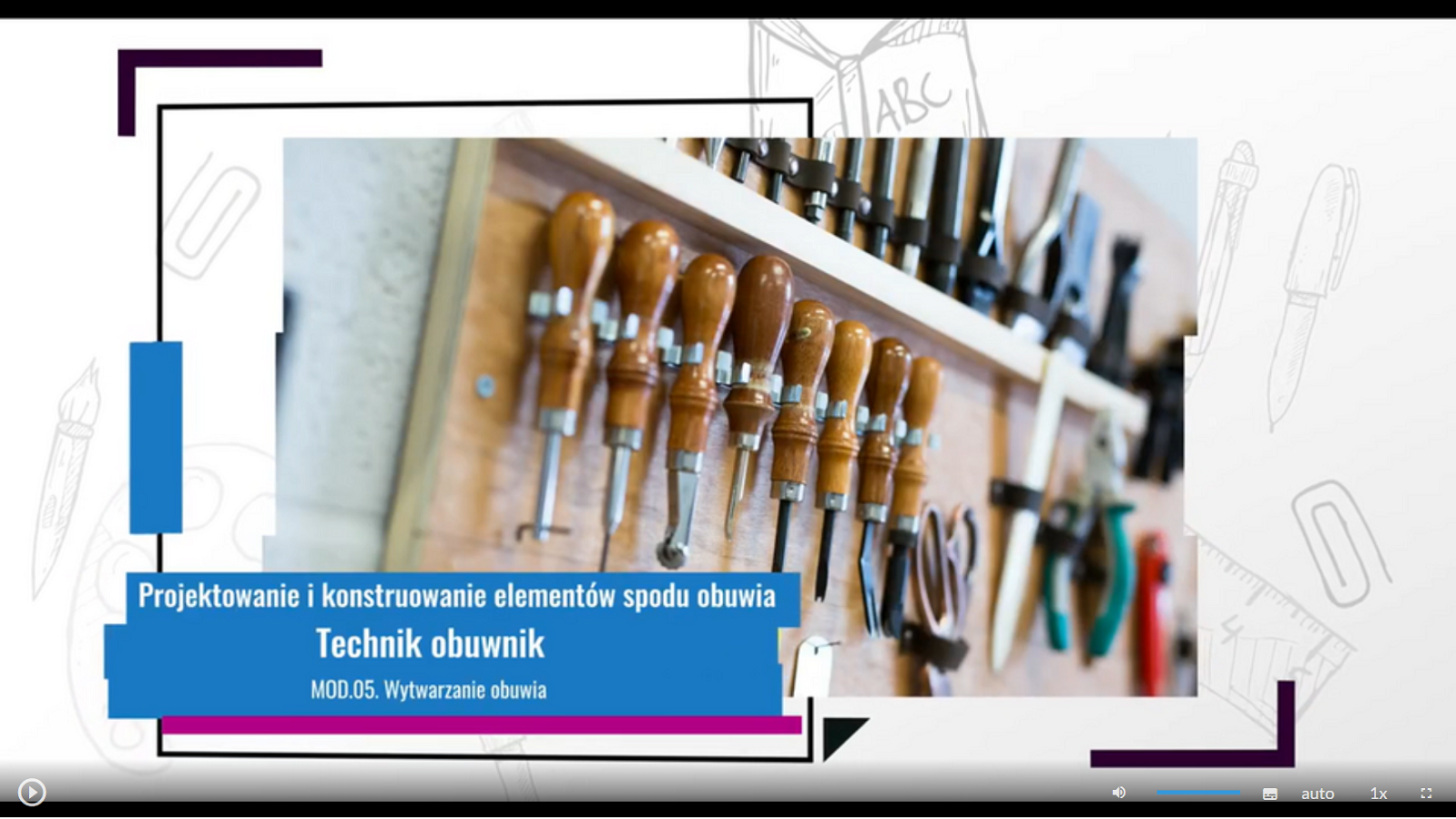 Grafika przedstawia ekran odtwarzacza filmu. W lewym, dolnym rogu ramka z tekstem: Projektowanie i konstruowanie elementów spodu obuwia. Technik obuwnik. MOD.05. Wytwarzanie obuwia. W tle zdjęcie przedstawiające narzędzia kaletnicze wiszące na ścianie.  W dolnej części znajdują się ikony nawigacyjne. W lewym dolnym rogu jest ikona trójkąta w kole, która służy do włączenia lub wyłączenia filmu. Pośrodku dolnej części znajduje się ikona głośnika, a obok niego jest niebieska linia regulacji poziomu głośności. Obok jest ikona przedstawiająca fragment sylwetki człowieka (głowa i górna część tułowia), która służy do włączenia audiodeskrypcji. Po prawej stronie głowy znajdują się dwa białe półkola - zewnętrzne większe, wewnętrzne mniejsze. Obok znajduje się biały prostokąt z czarnymi, małymi polami w dolnej części, który służy do włączenia napisów. Obok napis "auto", który służy do zmiany jakości odtwarzania filmu. Dalej na prawo napis: "jeden x". Służy on do zmiany tempa odtwarzania filmu. W prawym dolnym rogu białe, przerywane kontury kwadratu. Ikona ta służy do włączenia trybu pełnoekranowego.  