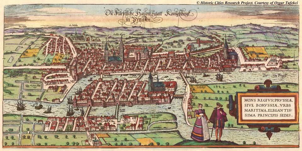 Na zdjęciu znajduje się kolorowa rycina przedstawiająca panoramę Królewca. Przez miasto przepływa rzeka która rozdziela miasto w jego centralnej części. W oddali znajdują się małe zielone wzniesienia. Wokół miasta znajdują się pola uprawne. Po prawej stronie ryciny znajduje się ramka z informacją zapisana po łacinie. Na pierwszym planie obok informacji stoi kobieta z mężczyzną. Są ubrani w nowożytne stroje. Nad miastem na niebie znajduje się napis zapisany odręcznie po niemiecku. 