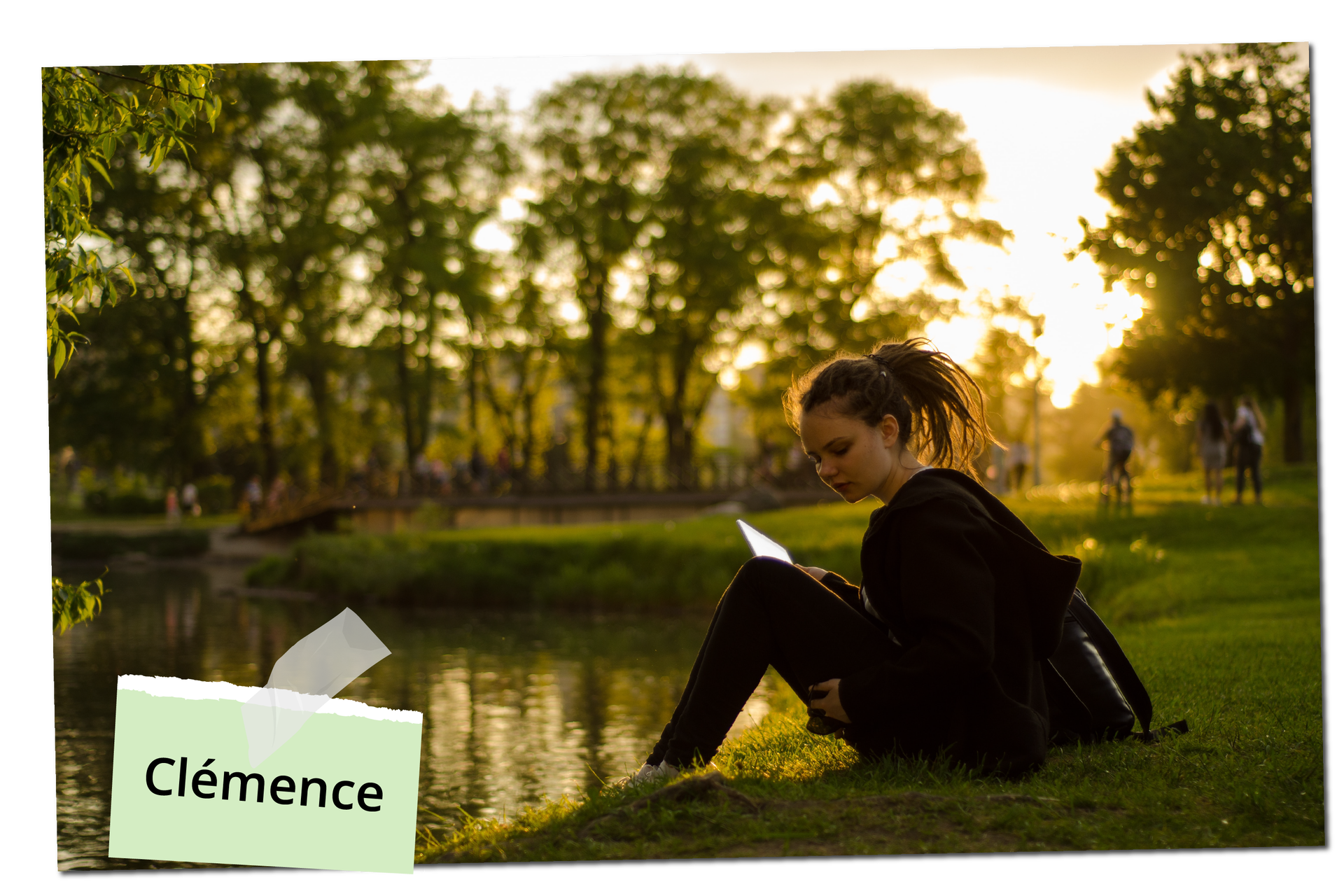 Na zdjęciu widoczna jest dziewczyna siedząca w parku nad wodą. Ma na sobie czarne spodnie oraz czarną bluzę. Ma brązowe spięte włosy.  Na zdjęciu znajduje się podpis: Clémence.