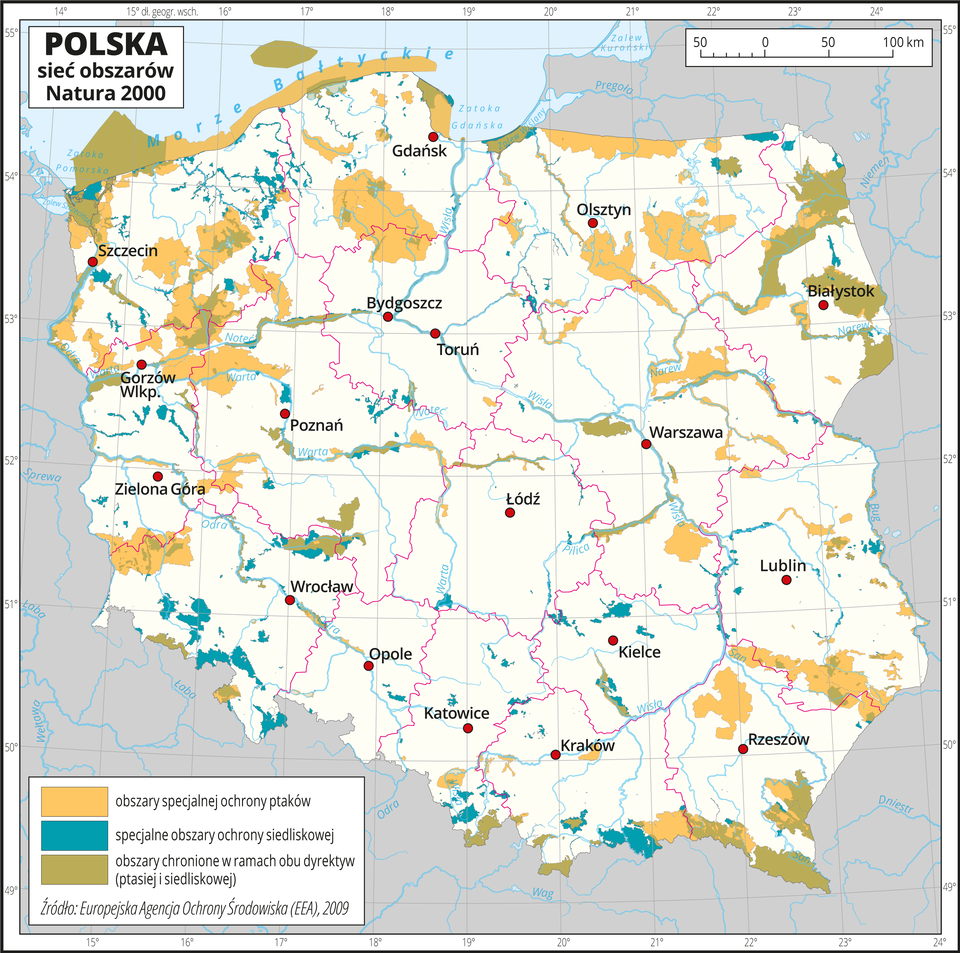 Ilustracja przedstawia mapę Polski. Na mapie barwnymi plamami przedstawiono obszary specjalnej ochrony ptaków, specjalne obszary ochrony siedliskowej i obszary chronione w ramach obu dyrektyw (ptasiej i siedliskowej). Obszary te występują na lądzie, jak również w obrębie morza. Najwięcej jest obszarów specjalnej ochrony ptaków, występują głównie nad morzem, w pasie pojezierzy i wzdłuż rzek. Obszarów specjalnej ochrony siedliskowej najwięcej jest na południu kraju, np. w Karkonoszach, Górach Stołowych, Beskidzie Sądeckim. Obszary chronione w ramach obu dyrektyw obejmują m.in. Pobrzeże Szczecińskie, Kotlinę Biebrzańską i Bieszczady Zachodnie. Mapa zawiera południki i równoleżniki, dookoła mapy w białej ramce opisano współrzędne geograficzne co jeden stopień.