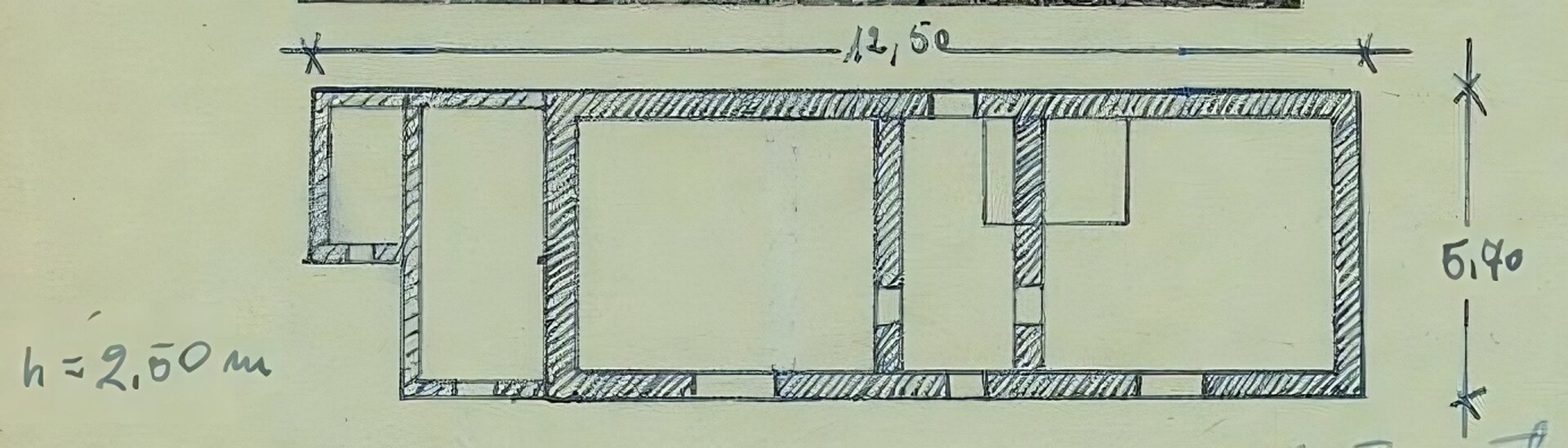 Ilustracja przedstawia plan domu z zaznaczonym wielkim piecem, znajdującym się pomiędzy pokojem dziennym (na prawym skraju) a sienią (z lewej strony). Dom jest na planie prostokąta. Za sienią, za lewo, znajdują się kolejno pomieszczenia: duży, kwadratowy pokój oraz prostokątne pomieszczenie gospodarcze oraz mała dobudówka.