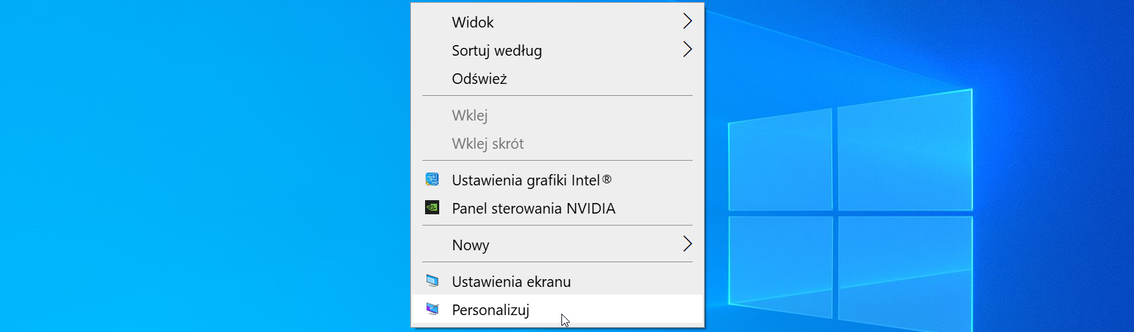Ilustracja przedstawia pulpit systemu Windows 10 z otworzonym menu kontekstowym. Pozycje od góry to: Widok, Sortuj według, Odśwież, Wklej, Wklej skrót, Ustawienia grafiki Intel, Panel sterowania NVIDIA, Nowy, Ustawienia ekranu, Personalizuj (podświetlone kursorem).