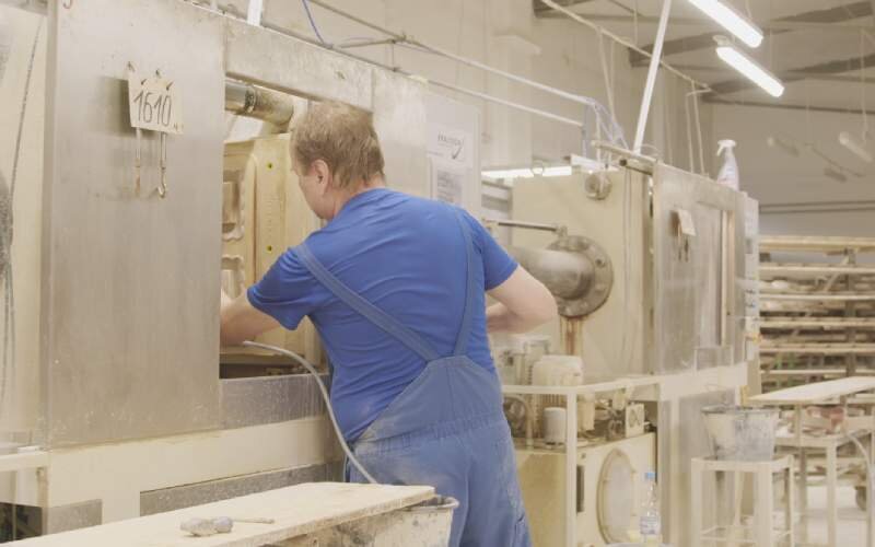 Krok pierwszy. Uruchomienie i kontrola maszyny ceramicznej. Drugie zdjęcie przedstawia mężczyznę podłączającego maszynę.