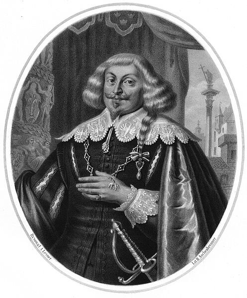 Czarno‑biały portret mężczyzny , który jest przedstawiony od pasa w górę.  Stoi na tle kotary, zza której widać kolumnę Zygmunta i zabudowania. Monarcha spogląda w stronę widza. Ma falowane włosy do ramion z grzywką opadającą na czoło i kosmyk dłuższych włosów ozdobionych biżuterią. Ma wąsy i kozią bródkę. Jest ubrany w koszulę z dużym, koronkowym kołnierzem, żupan oraz płaszcz. Na szyi ma łańcuch. U boku ma szablę. Na palcu  znajduje się pierścień.