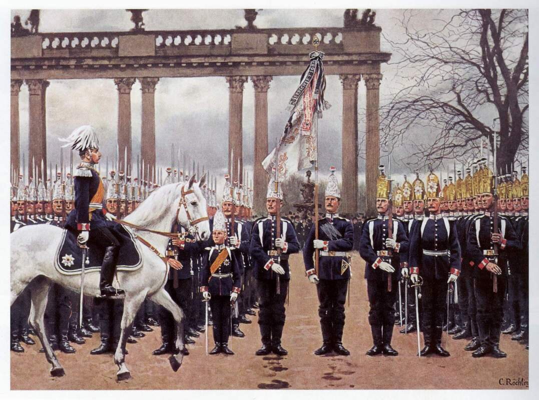 Obraz przedstawia scenę rodzajową. Na placu stoją w rzędach, na baczność żołnierze pruscy ubrani w galowe stroje. Przed nimi, na białym koniu defiluje oficer.