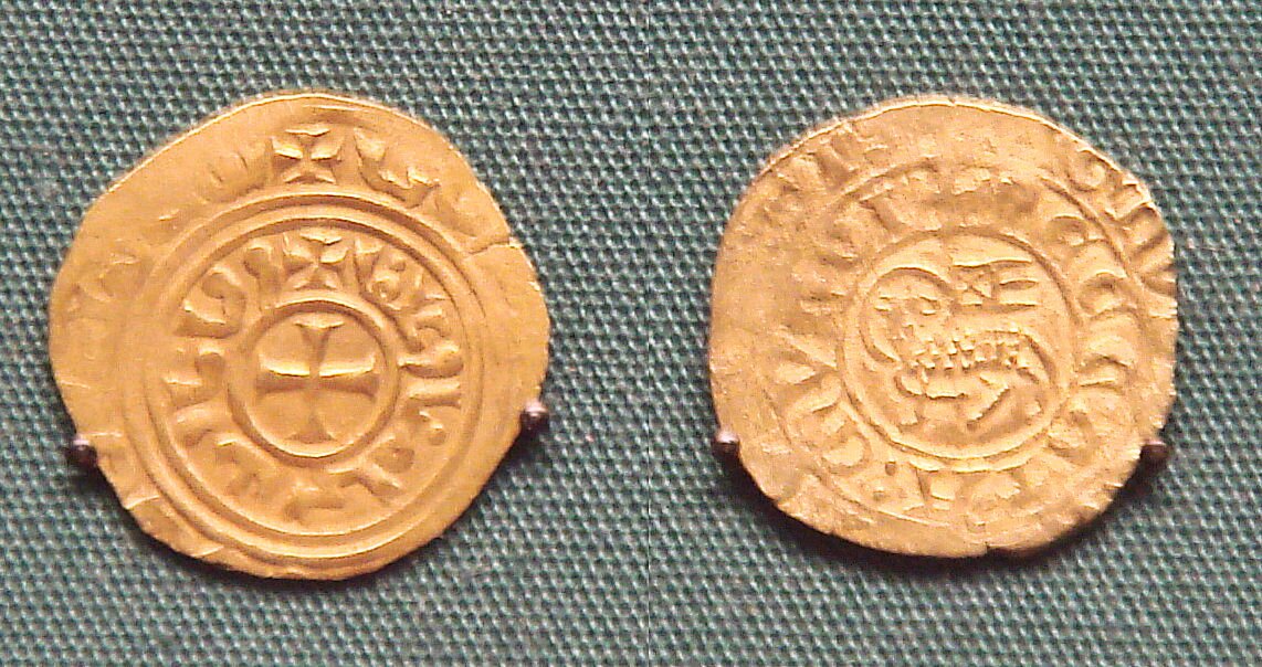 Złota moneta Fryderyka II Hohenstaufa Źródło: PHGCOM, Złota moneta Fryderyka II Hohenstaufa, licencja: CC BY-SA 3.0.