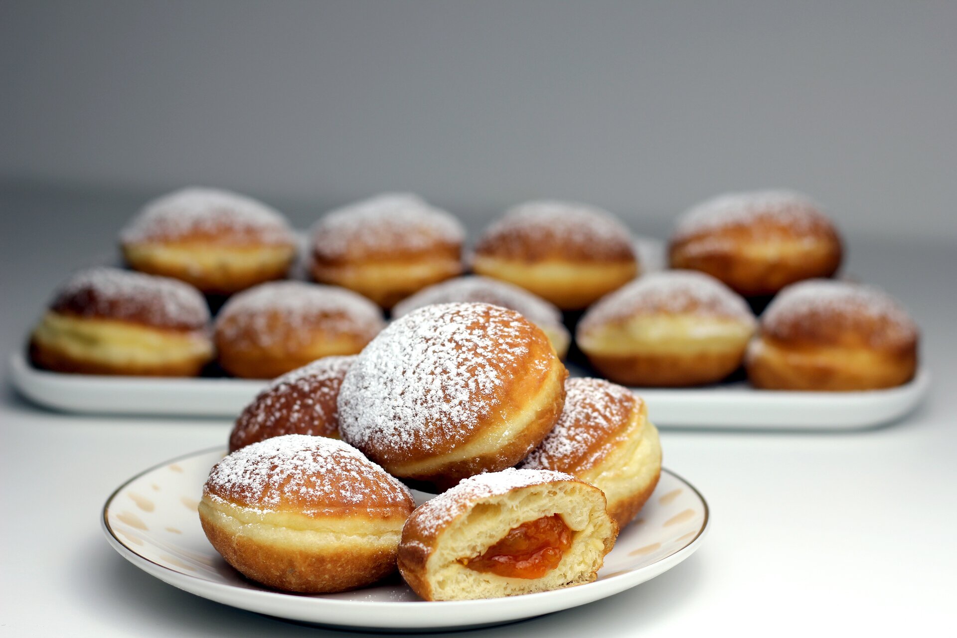 Ilustracja przedstawia pączki.