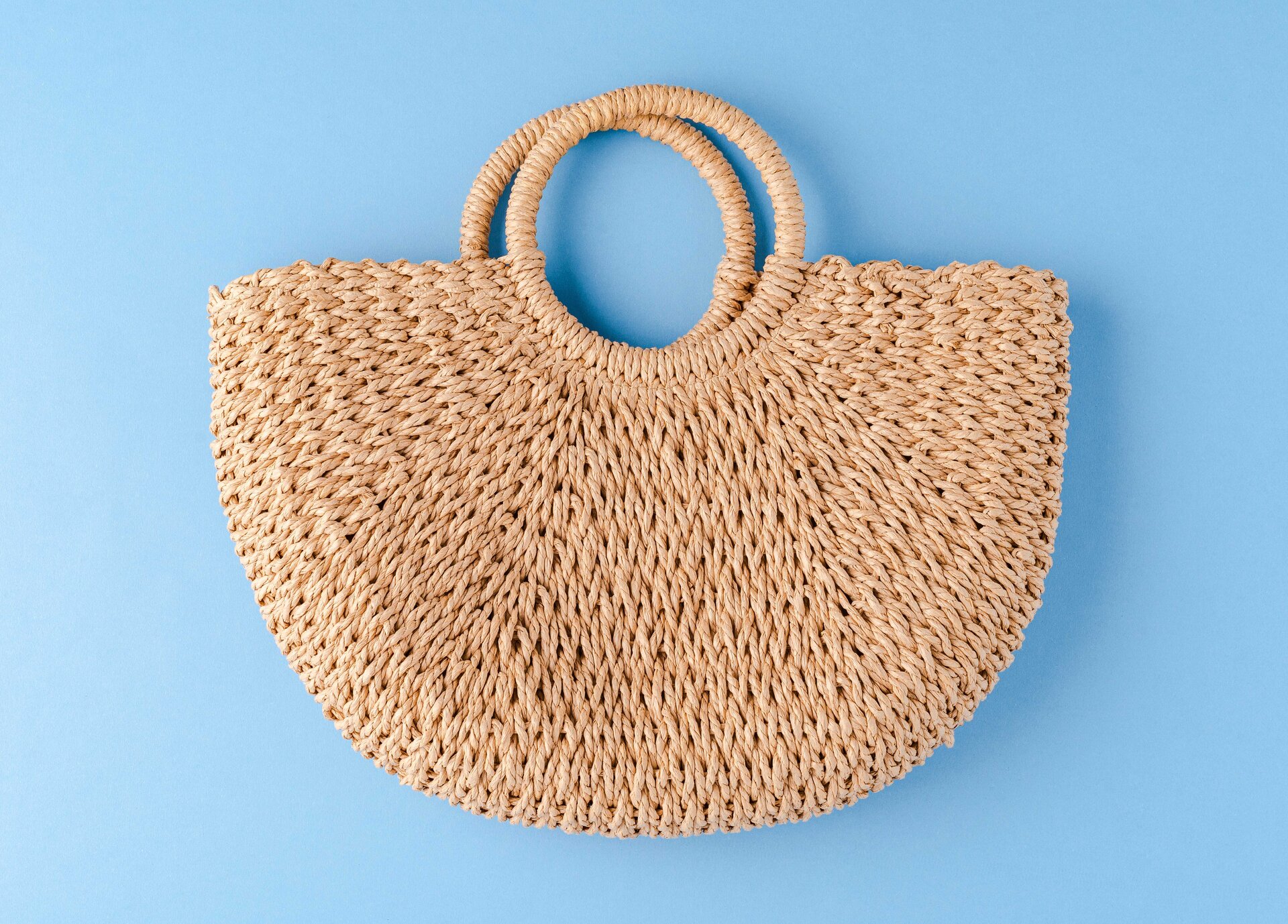 Zdjęcie torby o półokrągłym kształcie z okrągłymi uchwytami.