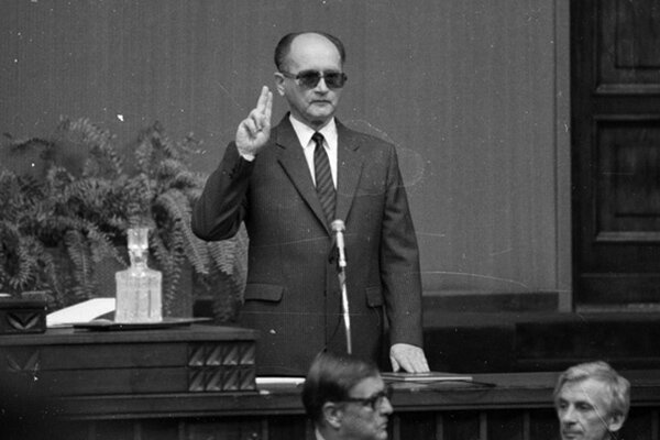 Fotografia czarno-biała przedstawiająca przysięgę urzędu Prezydenta Rzeczypospolitej Polskiej Wojciecha Jaruzelskiego.