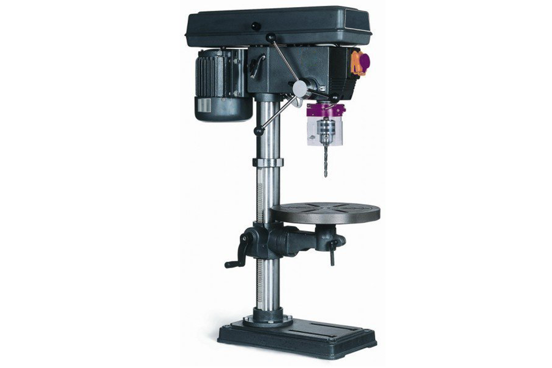 Zdjęcie przedstawia wiertarkę stołową. Urządzenie składa się z podstawy o regulowanej wysokości, głowicy z wiertłem oraz silnika. 
