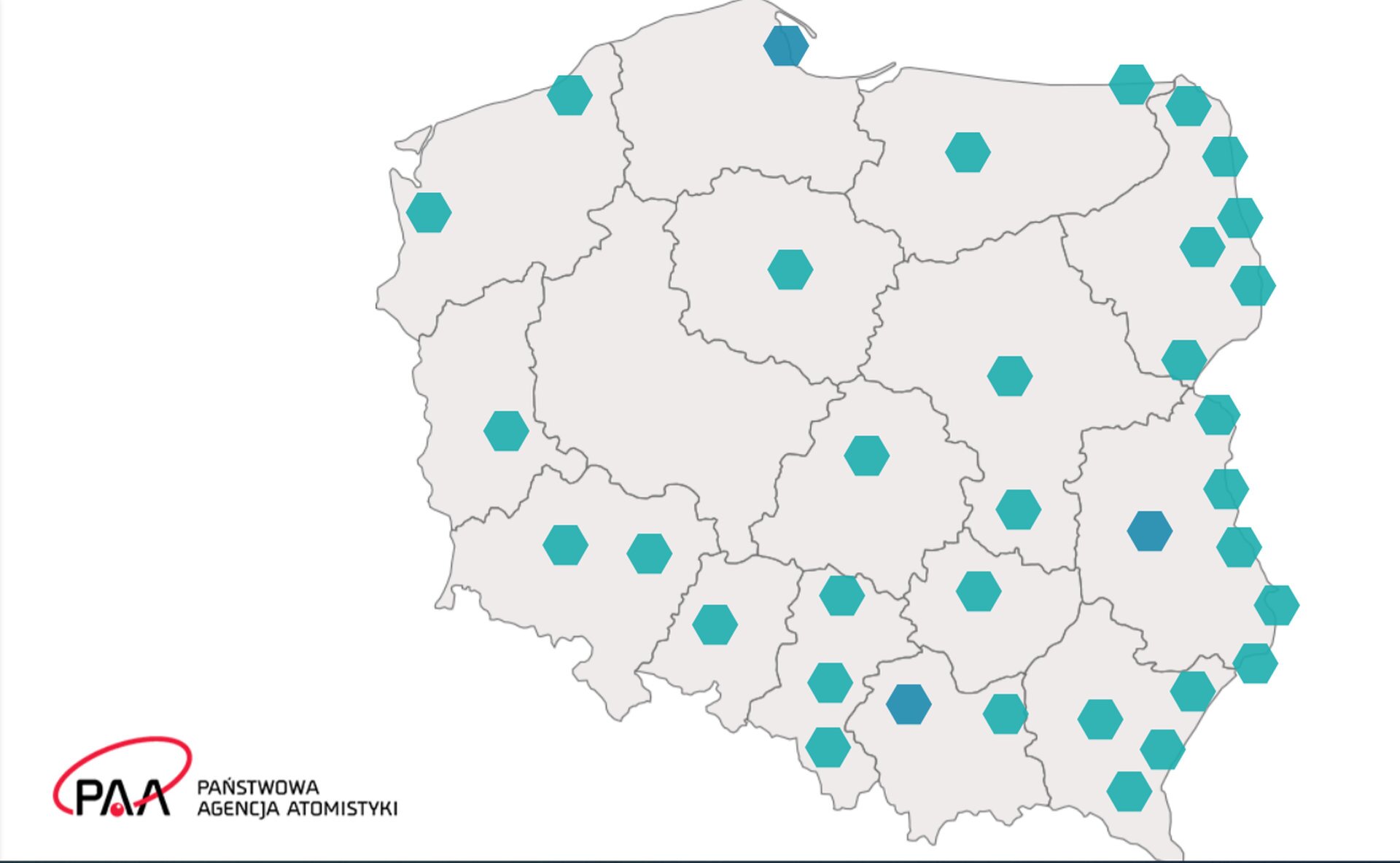 Rys. 7. Ilustracja przedstawia schematyczną mapę Polski z podziałem na województwa, w których obserwowana jest największa dawka promieniowania jonizującego jaką przyjmują mieszkańcy, wyrażona w mikrosiwertach na godzinę. Obszary, w których notowana jest największa dawka promieniowania jonizującego, zaznaczono zielononiebieskimi punktami. Większość terenów Polski wykazuje znikomą dawkę promieniowania. Najwięcej obszarów o podwyższonej dawce promieniowania jonizującego w granicach do jednej dziesiątej mikrosiwerta na godzinę znajduje się we wschodniej części kraju wzdłuż granicy z Obwodem Kaliningradzkim, Litwą i Białorusią oraz w województwach południowych. Północna i północno‑zachodnia część Polski wykazuje znikome dawki promieniowania jonizującego.
