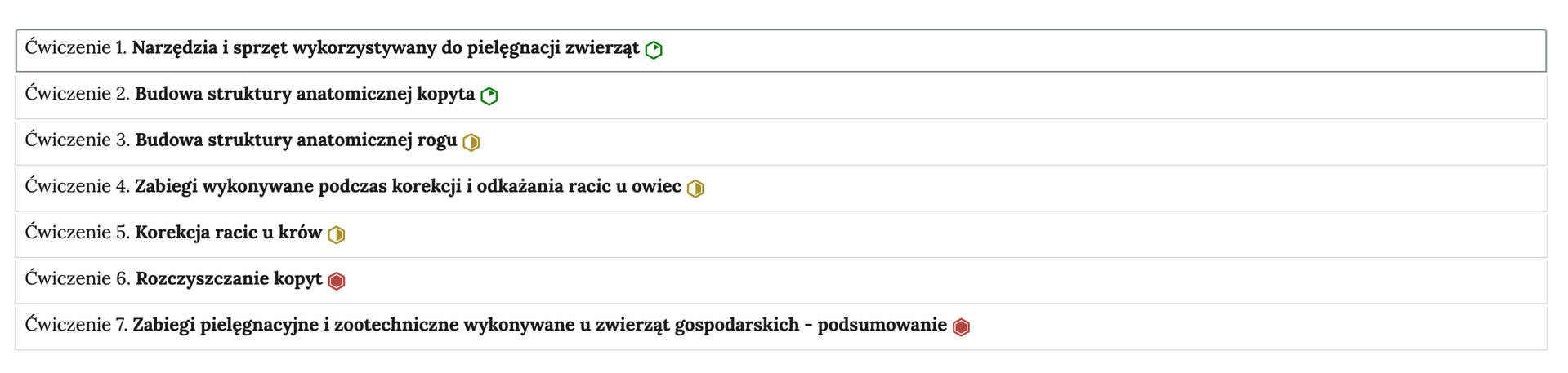 Grafika przedstawia przykładowy widok ogólny harmonii z siedmioma interaktywnymi materiałami sprawdzającymi. Jest to kolumna z siedmioma wierszami. Wewnątrz każdego z nich został umieszczony numer ćwiczenia wraz z nazwą działu, którego dotyczy. Z boku dodatkowo znajduje się ikonka w kształcie sześciokąta oznaczająca poziom trudności. Zielona oznacza łatwy, żółta średni, a czerwona trudny. Po kliknięciu danego wiersza ukazuje się wybrane ćwiczenie.