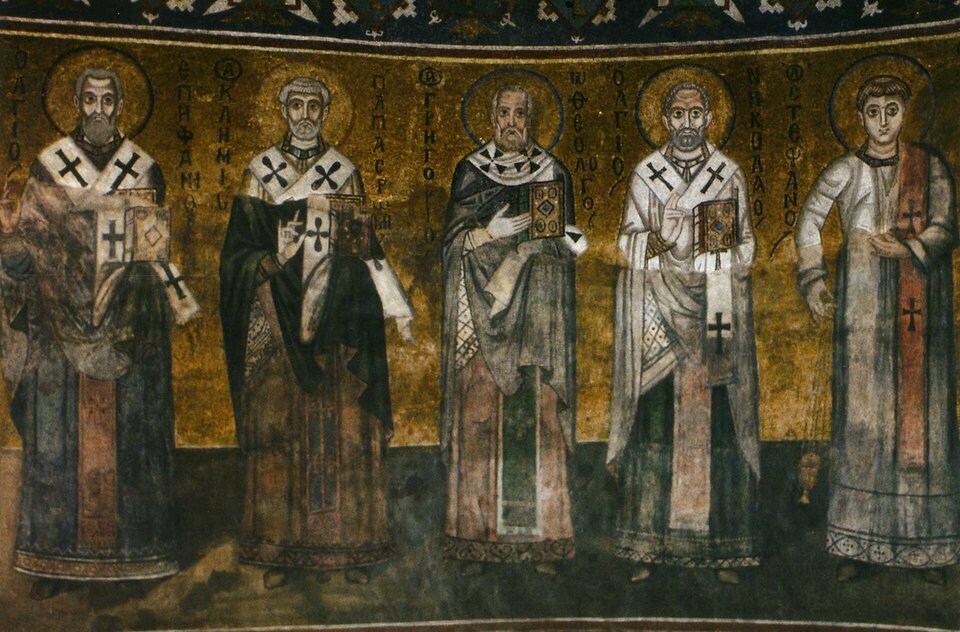 Ilustracja przedstawia mozaikę. Prezentuje pięciu mężczyzn w strojach duchownych. Wokół ich głów są aureole.