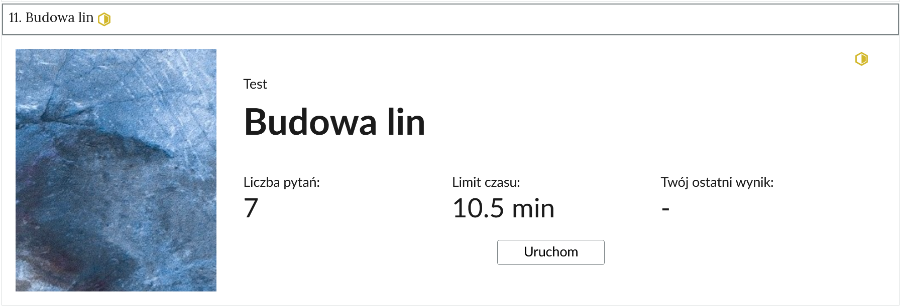 Grafika przedstawia przykładowy wygląd panelu testu. Składa się on z tytułu testu, informacji o liczbie pytań, czasie, w którym należy rozwiązać test, oraz o ostatnim uzyskanym wyniku. Poniżej widać przycisk Uruchom.