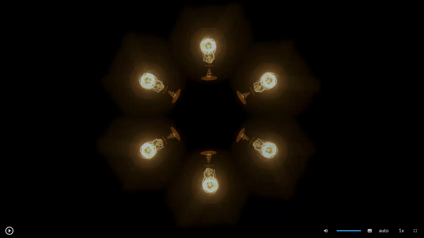 Grafika przedstawia wygląd ekranu odtwarzania filmu. Pośrodku znajduje się tabela z tytułem: Instalacja oprogramowania. W jego dolnej części znajdują się ikony z różnymi opcjami. W dolnym lewym rogu widać ikonę trójkąta w kółku. Jest to ikona włączania odtwarzania filmu. Kolejna ikona znajduje się dopiero w połowie ekranu dolnego paska. Jest to ikona megafonu. Obok niej widać niebieski pasek, który oznacza poziom głośności. Obok znajduje się ikona człowieka, od którego głowy odchodzą dwie fale. Umożliwia ona włączanie alternatywnej ścieżki dźwiękowej. Dalej znajduje się mały biały prostokąt z czarnymi paskami w jego dolnej części. Pozwala ona na włączenie napisów. Kolejna ikona to napis auto, która umożliwia wybranie jakości filmu. Obok niej widać ikonę jedynki z iksem. Po kliknięciu na nią można wybrać szybkość odtwarzania filmu. Ostatnia ikona to kreski tworzące kwadrat. Kreski te tworzą jedynie krawędzie kwadratu. Jest to opcja włączania trybu pełnoekranowego.