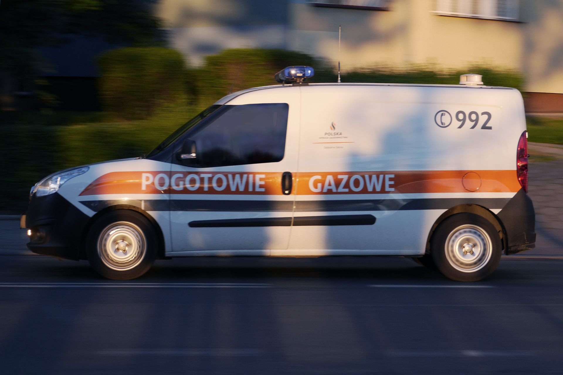 Ilustracja przedstawia samochód pogotowia gazowego. Numer na boku samochodu to 992