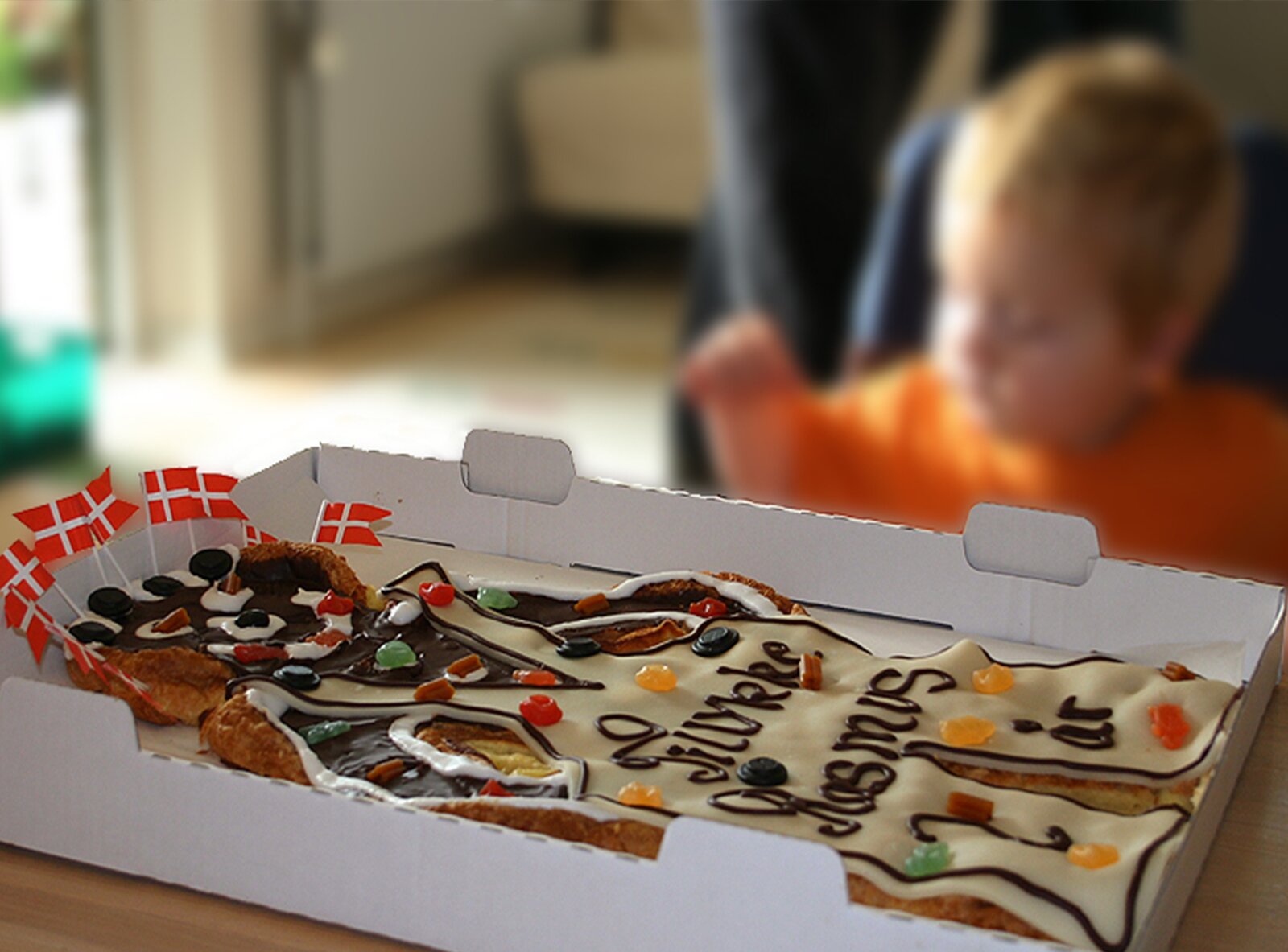 Zdjęcie przedstawia urodzinowe ciasto w formie ludzika. 