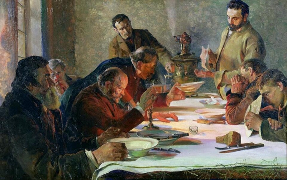 Obraz przedstawia scenę rodzajową. Przy świątecznym stole siedzi grupa ośmiu mężczyzn. Mężczyźni są w różnym wieku – starsi i młodsi. Na ich twarzach maluje się smutek i zwątpienie. Na białym obrusie jest postawionych kilka pustych talerzy. Leży kawałek ciemnego chleba. Na końcu stołu stoi dymiący samowar.