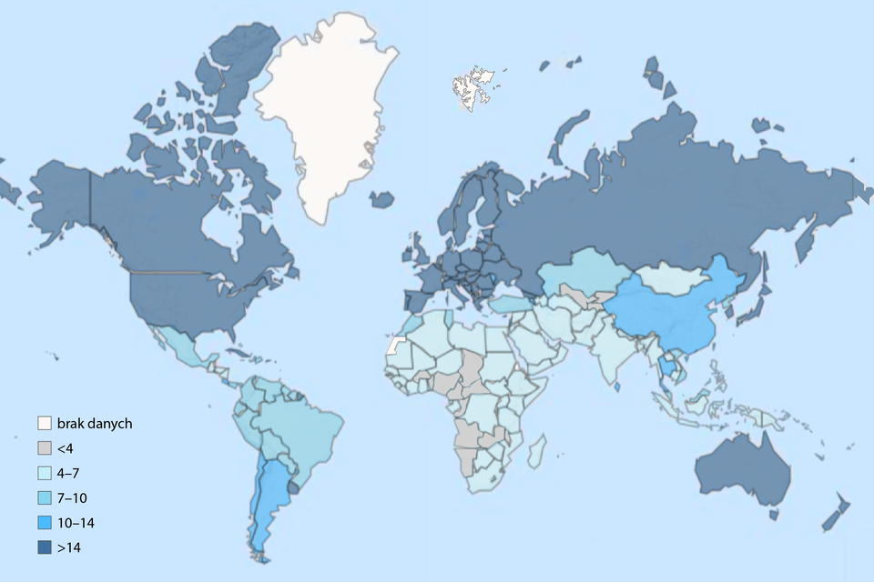 Mapa przedstawia udział ludności w wieku powyżej 65 lat w poszczególnych krajach świata w 2020 roku (% całej populacji). Obszary gdzie wynosi on ponad 14 to: Ameryka Północna, Europa, północna Azja, Australia. Obszary gdzie wynosi on 7‑14 to: Ameryka Południowa, Azja Południowo‑wschodnia. Obszary gdzie wynosi on od 4‑7 to: Afryka i Azja Południowo‑zachodnia.
