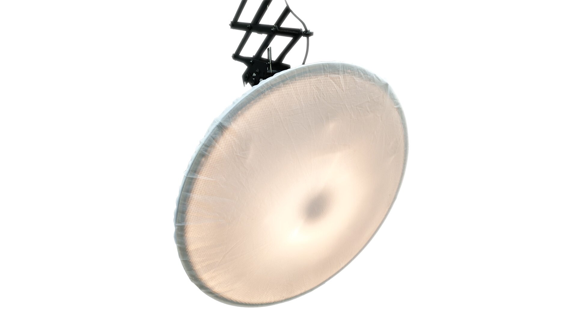 Na zdjęciu widzimy przykład dyfuzora w formie softboxu czyli białego materiału nałożonego na lampę zamocowaną do ramienia wysięgnika. 