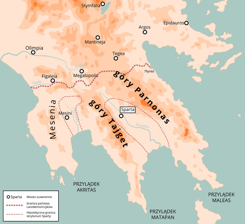 Ilustracja przedstawia fragment Półwyspu Peloponeskiego. Na mapie zaznaczono miasto Sparta, a także przerywaną brazowa linią, hipotetyczne granice terytorium Sparty. Obejmują one obszar wokół miasta Sparta i miasta Miesini. Granica państwa Lacedemończyków, oznaczona grubą brązową przerywaną linią, przebiega w poprzek półwyspu na wysokości miast Figaleia i Megalopolis. Na terenie państwa znajdują się góry Tajget oraz Parnonas.
