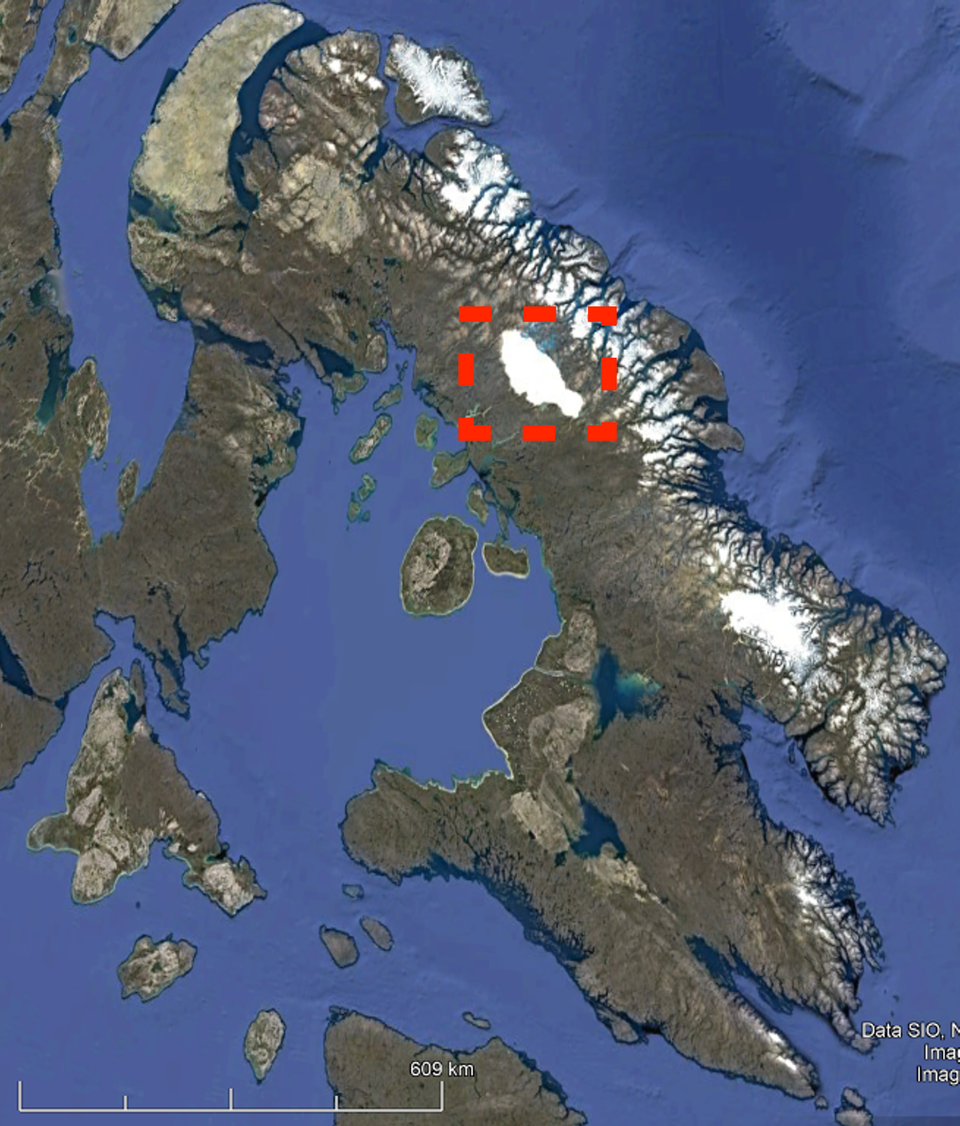 Na ilustracji na fragmencie mapy Kanady - północnej części - zaznaczono lokalizację lodowca Barnes’a. Lodowiec leży na Ziemi Baffina, w centralnej części. Ziemia Baffina położona na północ od Cieśniny Hudsona.    
