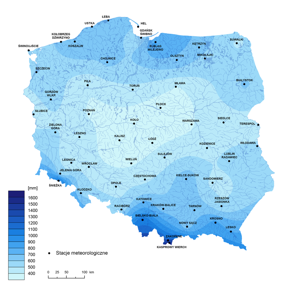 Mapa Polski przedstawiająca przeciętne sumy opadów w Polsce w dwa tysiące dziewiętnastym roku. Najniższe wartości wynoszące około czterysta milimetrów zanotowano w środkowej części kraju, okolice Warszawy, Płocka, Koła, Wielunia, Kalisza i Poznania. Sumy w okolicach pięciuset do sześciuset milimetrów dotyczyły obszarów w obrębie północnej części województwa lubelskiego, wschodniej i południowej części województwa mazowieckiego, okolic Sulejowa, Częstochowy Opola Wrocławia, Legnicy, Leszna oraz północno‑zachodniej części województwa Wielkopolskiego. Dalej obszar dla sum opadów wynoszących od sześciuset do siedmiuset milimetrów obejmujący województwo podlaskie, środkową część województwa warmińsko‑mazurskiego i pomorskiego, zachodnią część województwa zachodnio‑pomorskiego, tereny na południe od Zielonej góry, okolice Jeleniej Góry, Raciborza, północną część małopolski, okolice Rzeszowa oraz większość województwa lubelskiego. Sumy opadów wynoszące od siedmiuset do ośmiuset odnotowano w okolicach Kętrzyna, Olsztyna, Gdańska,  w północnej części województwa pomorskiego i północo‑wschodniej części zachodnio‑pomorskiego, obszar u podnóża Sudetów, obszar od Kielc na południe do Nowego Sącza oraz pas na południe od Rzeszowa. Sumy opadów sięgające około tysiąca milimetrów odnotowano w okolicach Elbląga i na północ od Olsztyna, a także na niewielkiej części wybrzeża, w okolicach Łeby oraz w obszarze gór. Na niewielkim obszarze obejmującym obszar Tatr i Beskidu żywieckiego sumy opadów wynoszą ponad tysiąc milimetrów i sięgają nawet do tysiąca siedmiuset.
