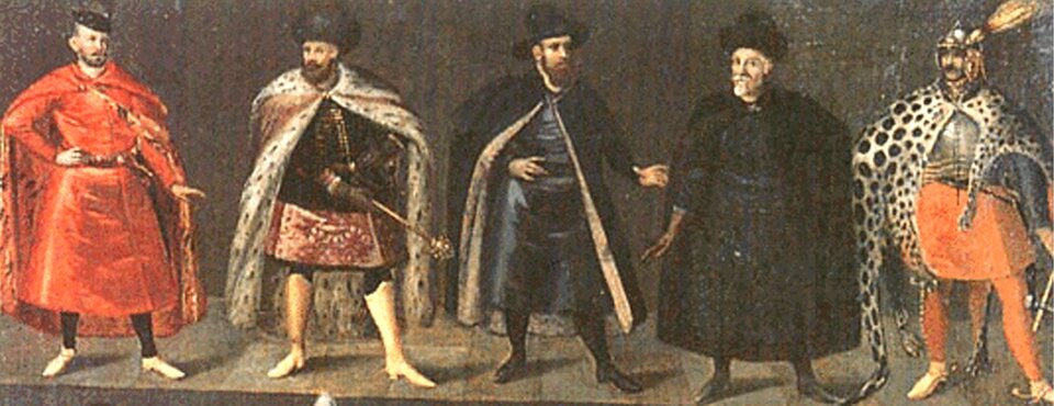 Ilustracja przedstawia czterech mężczyzn stojących obok siebie. Są ubrani w różne stroje i nakrycia głowy. Pierwszy z nich ubrany jest w czerwone szaty z płaszczem - peleryną zapinanym na szyi. Drugi ma krótsze szaty, sięgające do kolana i wysokie buty oficerki. Na szyi ma zapiętą peleryną a w ręku trzyma buławę. Trzeci ma na sobie czarne szaty, pelerynę i kapelusz. Czwarty ma na sobie czarne szaty o mniejszy kapelusz. Piąty ma na sobie pomarańczowe szaty, zbroję i pelerynę ze skóry lamparta. Na głowie ma hełm z piórem.