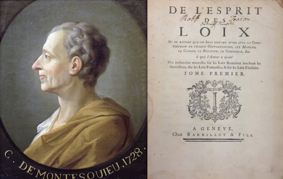 Ilustracja składa się z dwóch części. Z lewej widoczny jest profil starszego mężczyzny odzianego w szatę. Ma wydatny nos, wysokie czoło i kręcone włosy. Po prawej widoczna jest karta z księgi zapisana w języku francuskim.