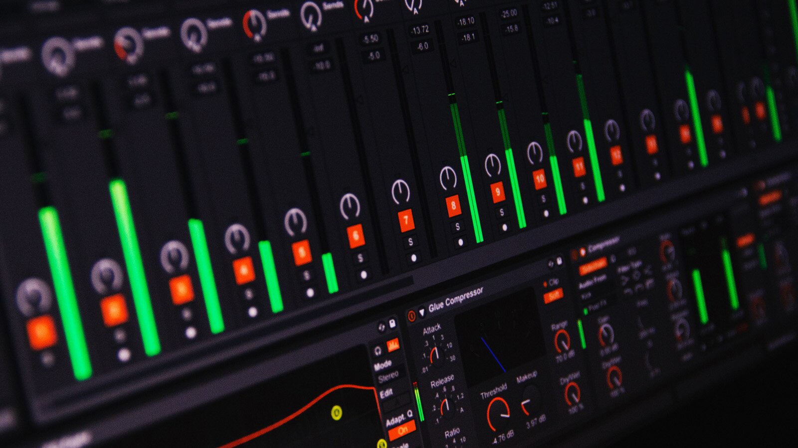 Grafika przedstawia jeden z paneli programu, na którym widać wskazania potencjometrów poszczególnych kanałów dźwiękowych oraz przyciski do ich regulacji.