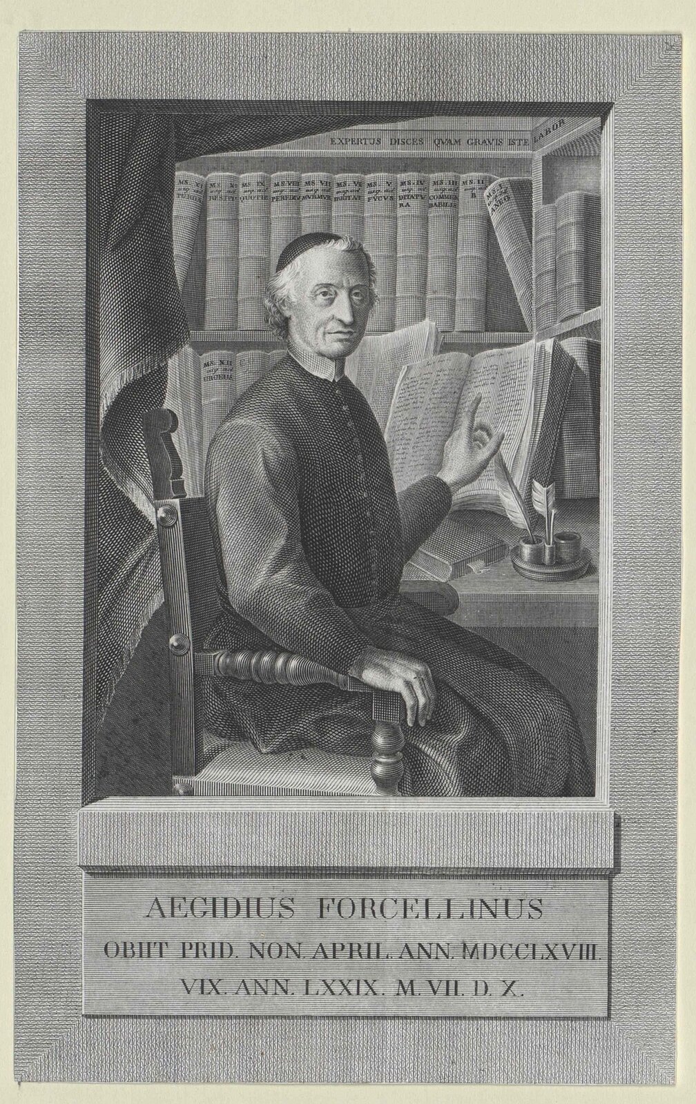 Ilustracja przedstawia portret Egidio Forcelliniego - włoskiego filologa. Obraz jest czarno-biały. Mężczyzna siedzi na drewnianym, zdobionym krześle. Lewą rękę ma położoną na książce.