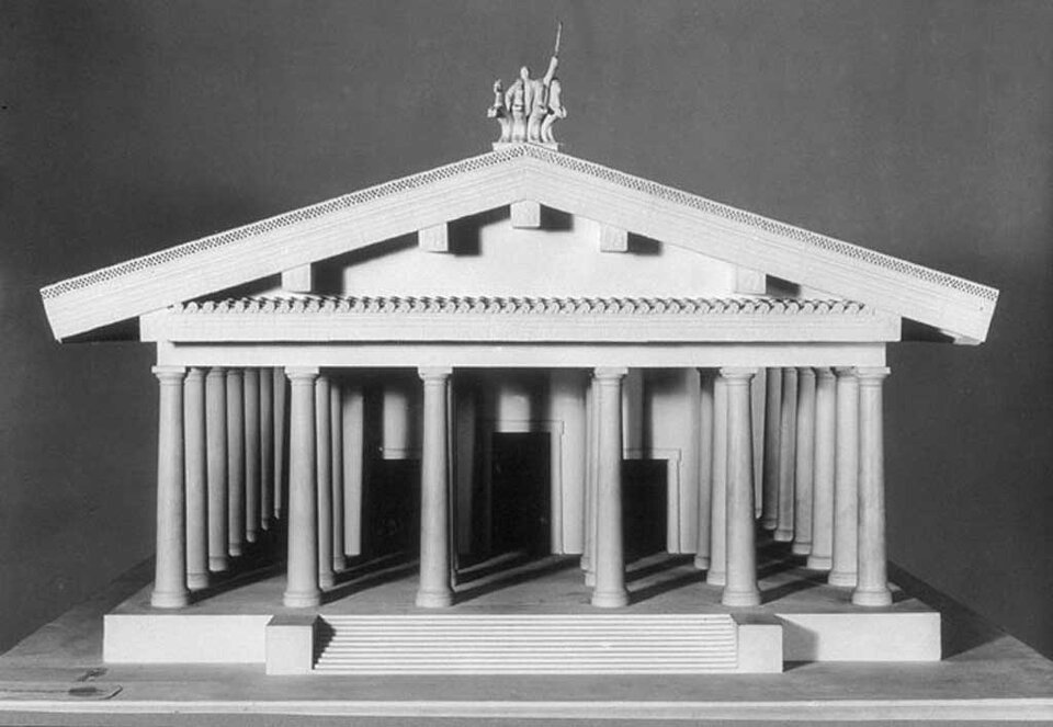 Model świątyni Apollina z sanktuarium Portonaccio we Włoszech. Model zbudowany na fundamencie, z dwuspadowym dachem. Do wejścia prowadzą szerokie schody. Jest to prostokątna bryła,  z wysokim i głębokim przedsionkiem wspartym na dwóch rzędach kolumn oraz z trzema wejściami do pomieszczeń w tylnej części bryły. Środkowy otwór jest najwyższy. Przy krawędzi dachu, nad przedsionkiem są umieszczone dekoracje z płaskorzeźb. Na krawędzi dachu pośrodku nad wejściem jest umieszczona rzeźba przedstawiająca kilka ludzkich postaci w różnych pozach, zgromadzonych blisko siebie.